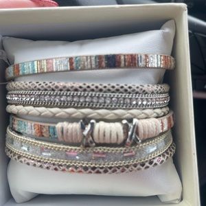 Super cute trendy bracelet that has magnetic back very boho